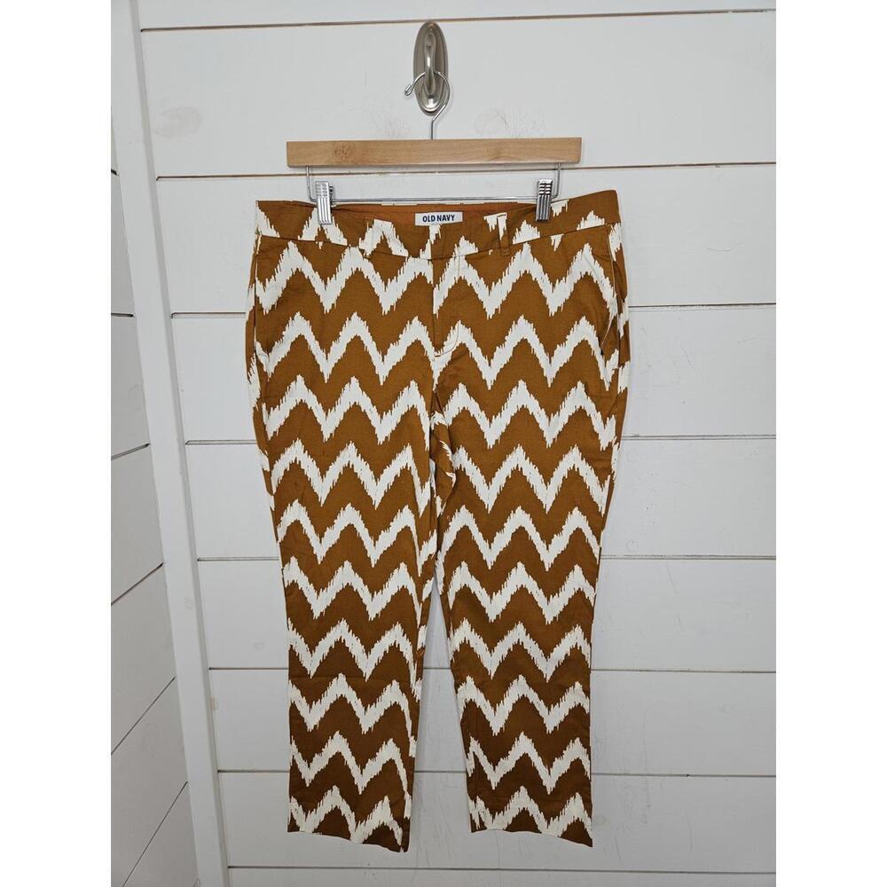 NWT Old Navy size 12 brown & white chevron print capri pants